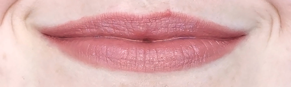 أحمر شفاه مرطب من Essence، لون 302 Heavenly 